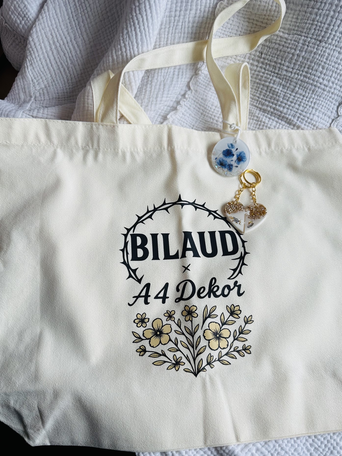 Bilaud × A4 Dekor egyedi vászontáska – Ajándék kézműves kulcstartóval vagy könyvjelzővel